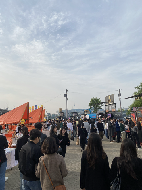 Vue generale du marché avec la tour Namsan au loin © Elodie Daisy Szablewski
