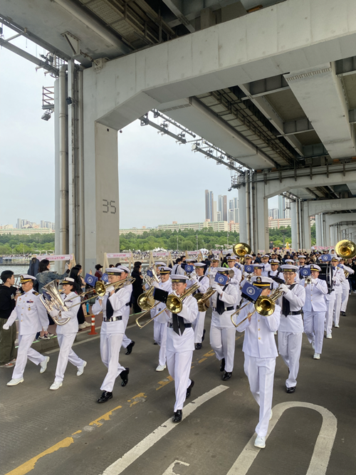 Fanfare jouant le long du pont Jamsugyo © Elodie Daisy Szablewski