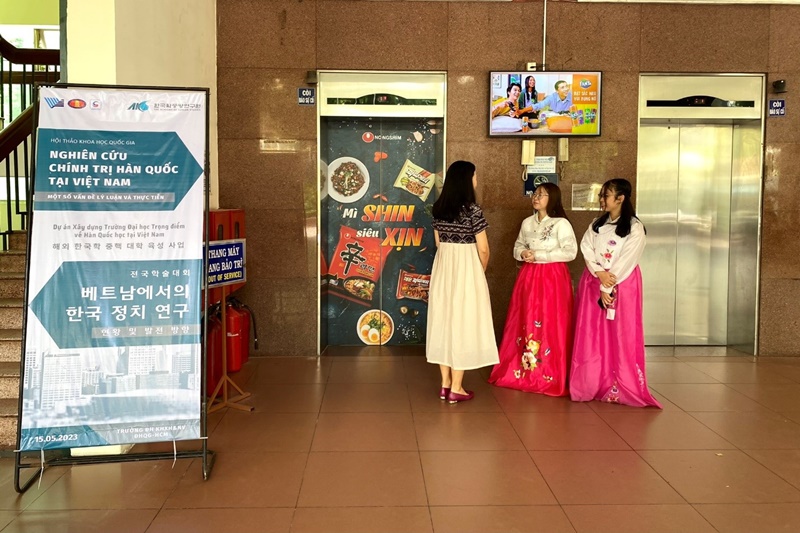 Lễ tân đón khách tại sảnh (Ảnh: Phùng Thị Thu Sang)
