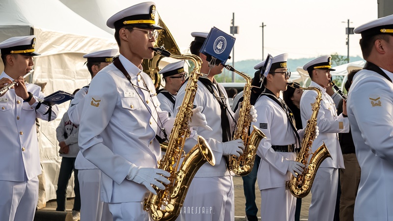 Musiciens de l'orchestre militaire de la Marine nationale de la République de Corée.