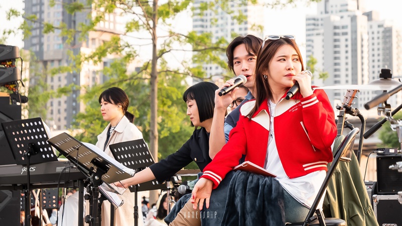 De gauche à droite : pianiste, la chanteuse Jeongin, le chanteur Kevin Oh et la chanteuse Suran