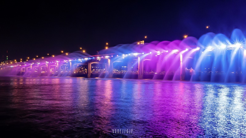Le Banpo Rainbow Bridge pendant son spectacle de jet d'eau, musique et lumière. Sous le regard attentif de la N Seoul Tower au loin (à gauche sur la photo).