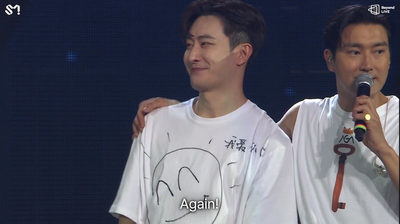 De gauche à droite, Zhoumi, membre de la sous-unité Super Junior-M, et Siwon. Zhoumi était de retour au Super Show comme invité spécial. Il a performé une chanson avec les membres de Super Junior-M et une chanson solo. © Marla Arbach – Capture d’écran lors de la diffusion du concert sur Beyond Live.
