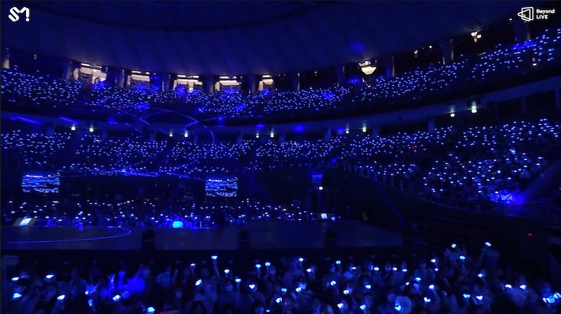 Une foule de bleu saphir (la couleur signature du groupe) a accueilli les membres lors de la tournée Super Show 9. C'est un rendez-vous pour le Super Show 10 ! © Marla Arbach – Capture d’écran lors de la diffusion du concert sur Beyond Live. 