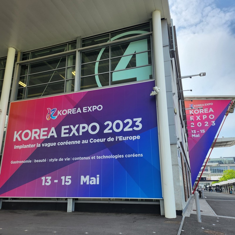 Devant le parc des expositions de la porte de Versailles.