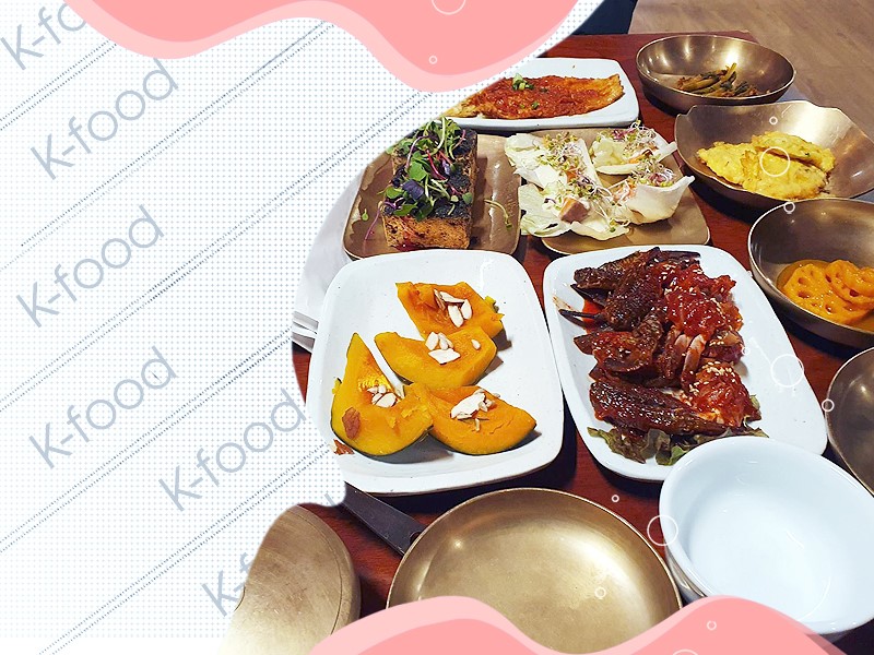Ở lĩnh vực ẩm thực, người Hàn thường chuẩn bị nhiều loại banchan rau củ, thực phẩm muối và thực phẩm lên men truyền thống nhằm hỗ trợ tiêu hóa dễ dàng trong mỗi bữa ăn, từ ảnh hưởng tích cực này, thế hệ trẻ sẽ học được lối sống quý trọng, yêu thương và chăm sóc sức khỏe tốt hơn. (Ảnh: Vũ Đỗ Hải Hà)