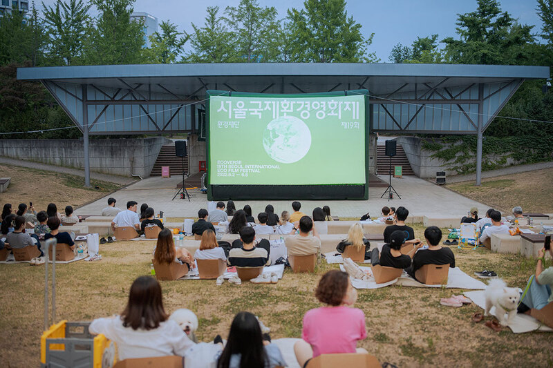 La fotografía, tomada el 4 de junio de 2022, muestra a uns participantes en una proyección al aire libre durante la 19ª edición de Festival Internacional de Cine Ecológico de Seúl, celebrada en el bosque de Seúl en el distrito capitalino de Seongdong-gu.
