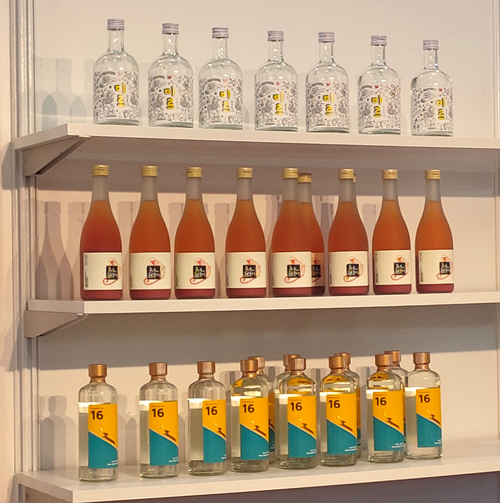 Alcools coréens à la Korea Expo. © Emilio Naud