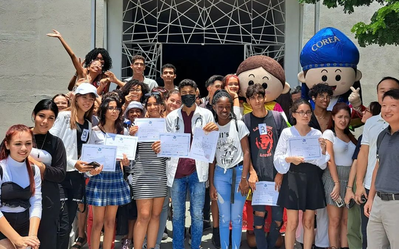 Los ganadores del concurso y el público en general posan para una foto conmemorativa.