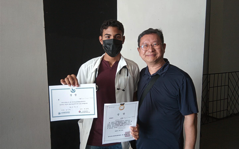 Bryan Campos, ganador del primer lugar, posa feliz junto a su tutor, el pastor y profesor Daniel Kim. Fuente Dayviana Díaz.