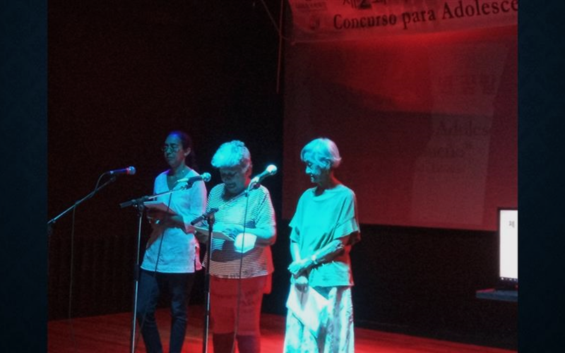 Representantes de varias generaciones de descendientes coreanos demuestras sus avances a pocos meses de comenzar con las clases de la tercera edad del Centro Cultural. Fuente Dayviana Díaz. 