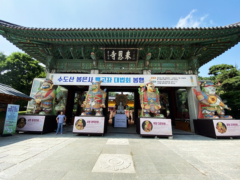 奉恩寺门口的四大天王，从左至右分别是：增长天王、广目天王、多闻天王、持国天王。韩宣网名誉记者沈秋仪 摄