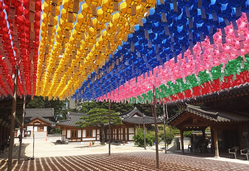 农历四月初八乃是佛诞，我在当天有幸赶上传统灯展，看到寺内皆布置了五颜六色的花灯。韩宣网名誉记者沈秋仪 摄