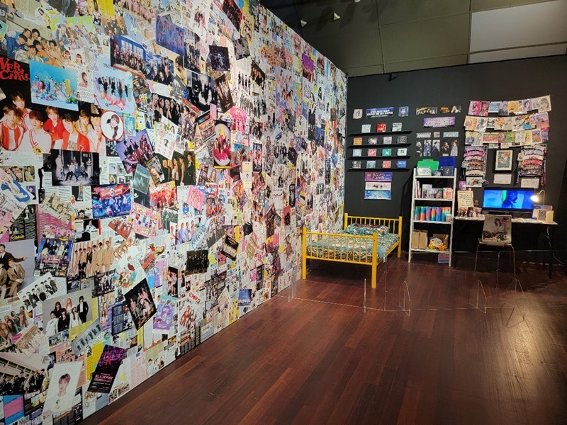 在2023年马来西亚韩流展览会展出的马来西亚艺术团Batu Belah装置艺术作品《Into My Universe 》。该作品表现的是一个喜爱韩国流行音乐粉丝的卧室。韩宣网名誉记者张欣蕾 摄