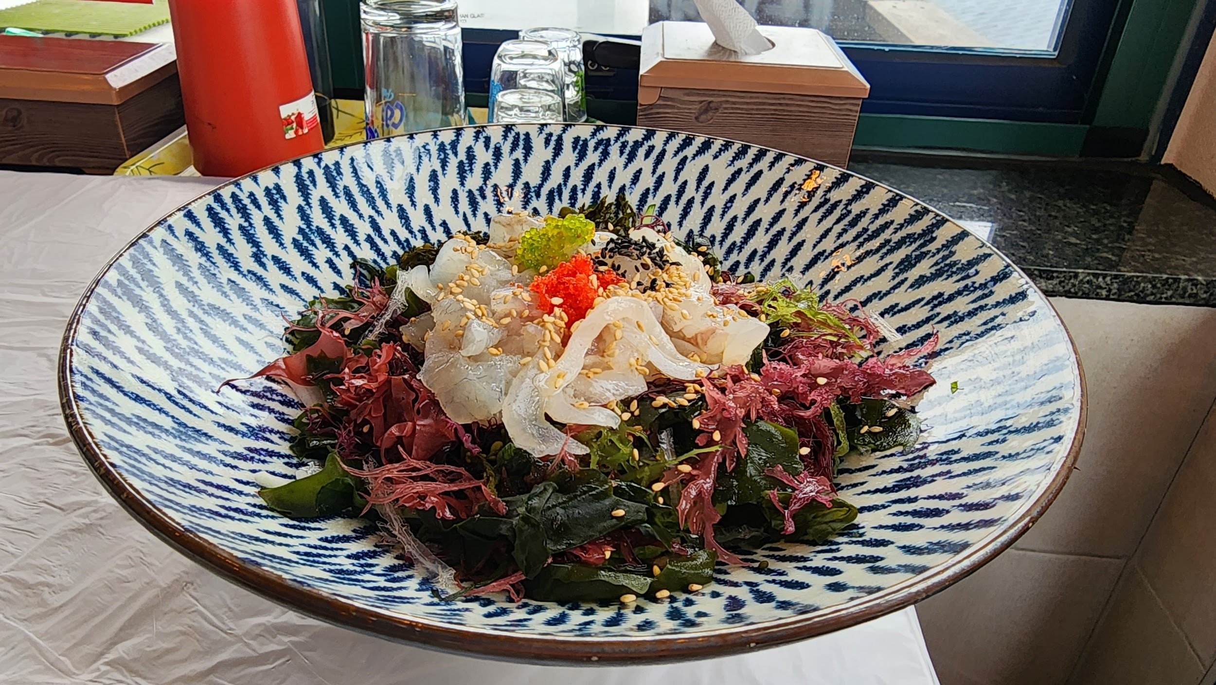 Deopbap de poisson cru et d'algues.