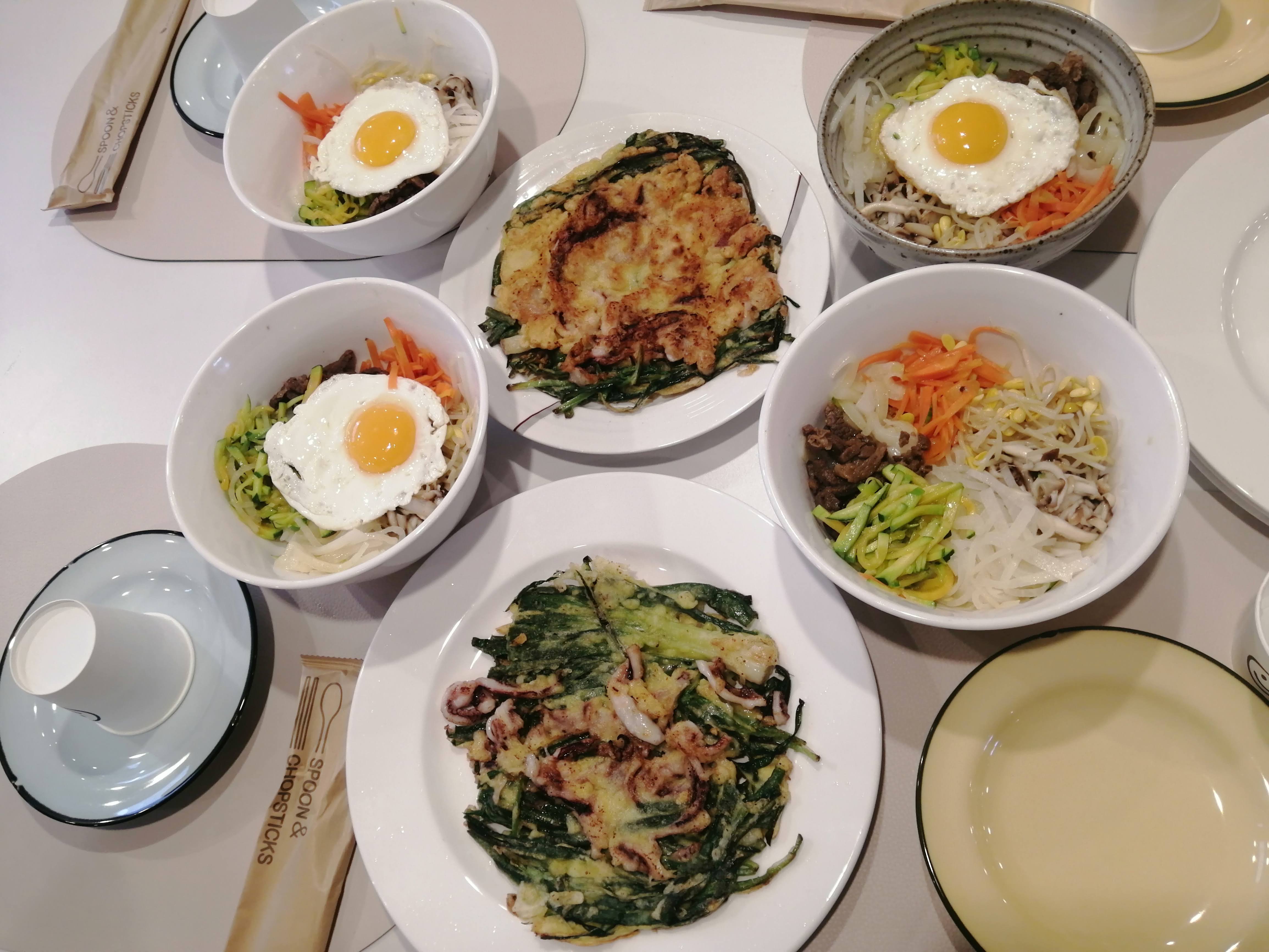 Durante la clase de cocina preparamos Bibimbap y Haemul Pajeon, platillos muy deliciosos y fáciles de preparar. 