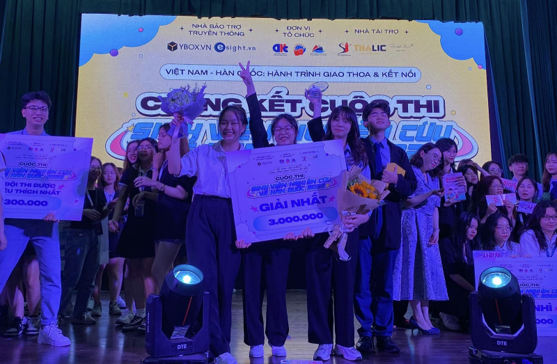 Đội 우리 giành giải Nhất cuộc thi “Sinh viên nghiên cứu về Hàn Quốc 2023” nằm trong chuỗi hoạt động “Việt Nam - Hàn Quốc: Hành trình giao thoa và kết nối”. (Ảnh: Nguyễn Hồng Anh) 