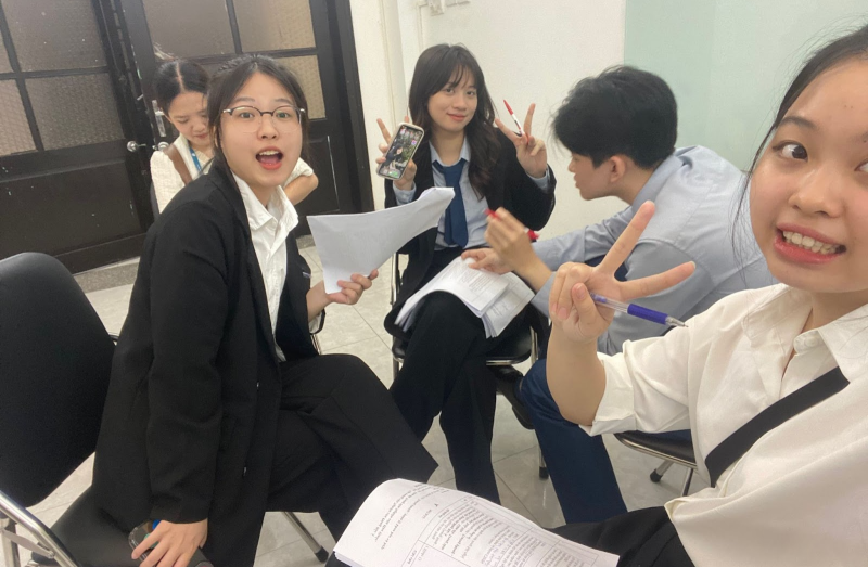 Khoảnh khắc khó quên của đội trong quá trình làm việc. (Ảnh: Nguyễn Hồng Anh) 
