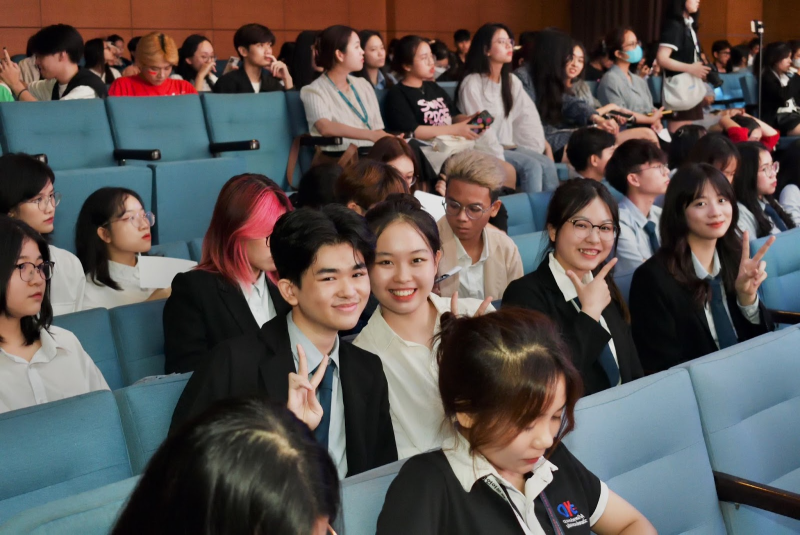 Khoảnh khắc vui vẻ, hồi hộp của đội 우리 trước đêm chung kết diễn ra. (Ảnh: Nguyễn Hồng Anh) 