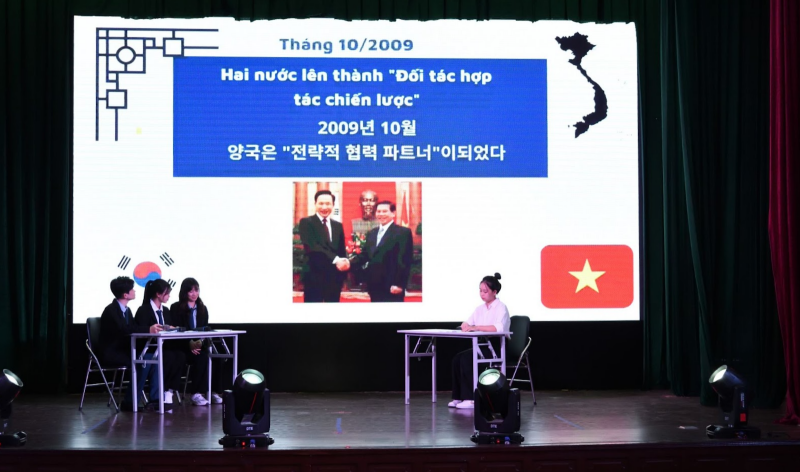 Phần trình bày của đội 우리 tại đêm chung kết cuộc thi. (Ảnh: Nguyễn Hồng Anh)