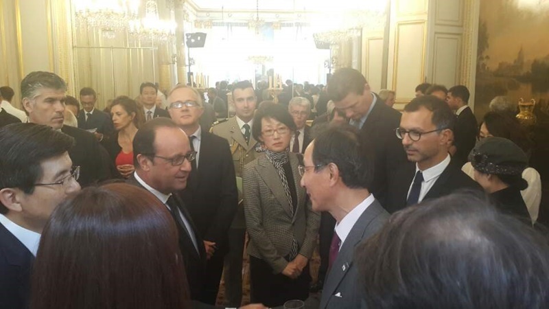Avec le Président François Hollande lors d'une réception au Palais de l’Élysée le 18 Septembre 2015, le jour de l'ouverture de l'Année de la Corée en France. © Sohn Woo-hyun