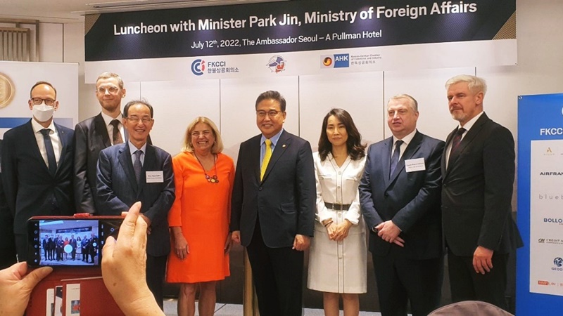 Déjeuner avec M. Park Jin (quatrième de droite), ministre coréen des Affaires étrangères, organisé conjointement par l'Association Corée-France, la Chambre de Commerce et d'Industrie franco-coréenne et la Chambre de Commerce et d'Industrie coréano-allemande le 12 juillet 2022. © Sohn Woo-hyun