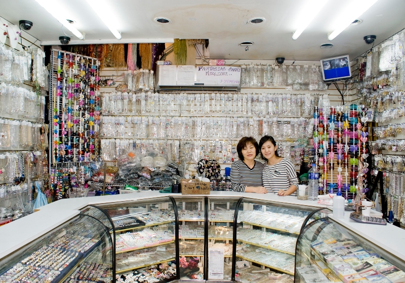 Madre e hija en una tienda de bisutería, el rubro al que se dedicaron la mayor cantidad de coreanos, ubicada en una zona comecial de Caracas en Venezuela. | Lee Suwon 