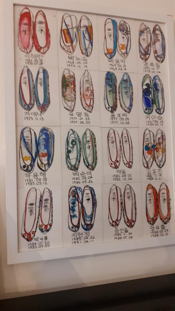 Les chaussons des adoptés. © Nathalie Fisz