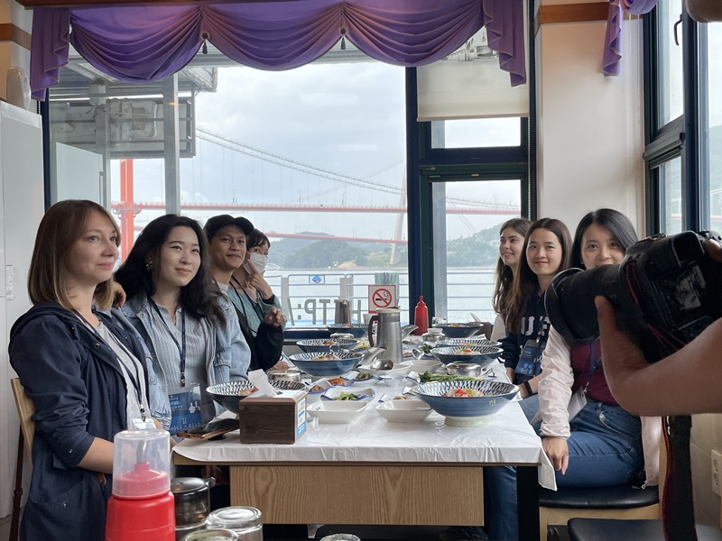大邱生鱼片店靠窗位置的绝美风景。韩宣网实习记者孙㲊潾 摄