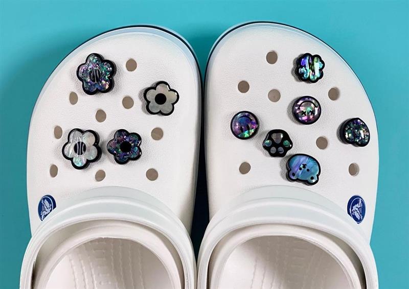Los populares jibbitz (pines), accesorios decorativos que se colocan en los agujeros de ventilación de las sandalias Crocs, son una de las aplicaciones modernas de esta artesanía tradicional coreana. | Lee Jimin.