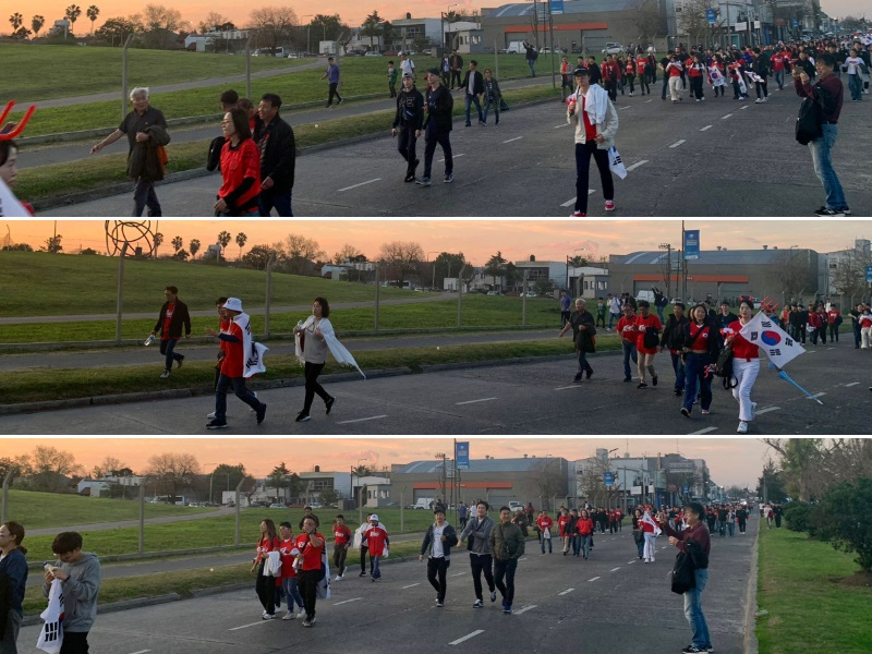 Hinchas ingresan al Estadio Único Diego Armando Maradona de La Plata, Argentina. | Luli Carossia