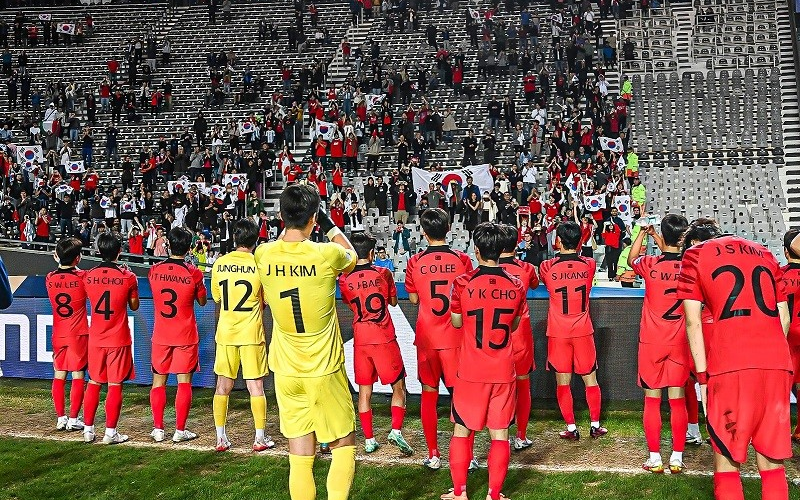 El equipo de la Sub-20 de Corea del Sur saluda a un grupo de hinchas en Estadio Único Diego Armando Maradona de La Plata, Argentina, tras la derrota ante Italia. | Cuenta oficial de 'thekfa' en Instagram