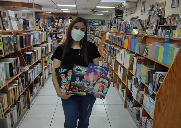  Rocío Rivas compartiendo sus libros en la librería de la Universidad Centroamericana José Simeón Cañas (UCA) de El Salvador. | Rocío Rivas