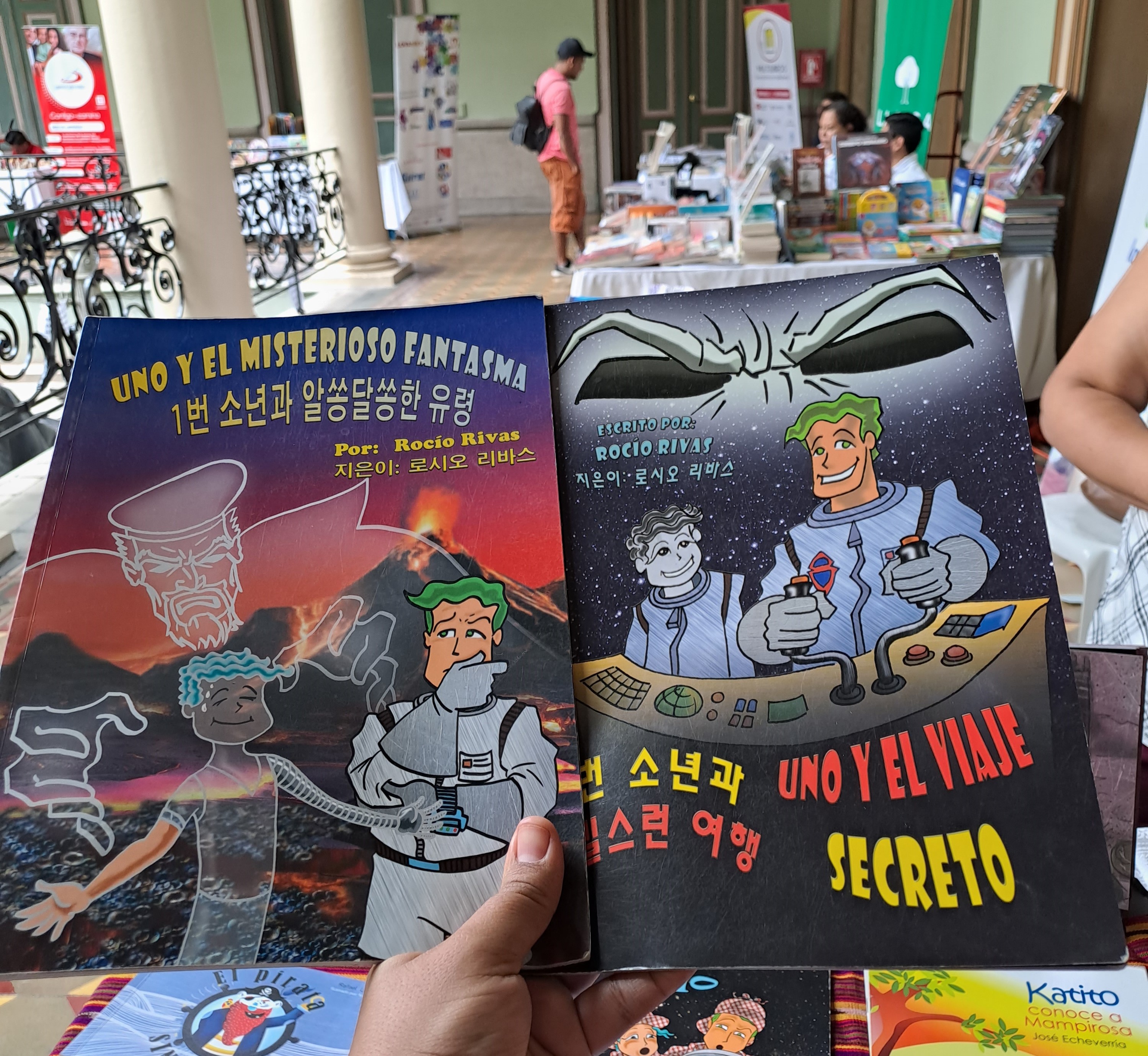 Libros infantiles de la escritora salvadoreña Rocío Rivas en español y coreano, presentados en la Sexta Feria Nacional del Libro en El Salvador. Actividad realizada en el Palacio Nacional ubicado en San Salvador, capital del país. | Kathleen Recinos
