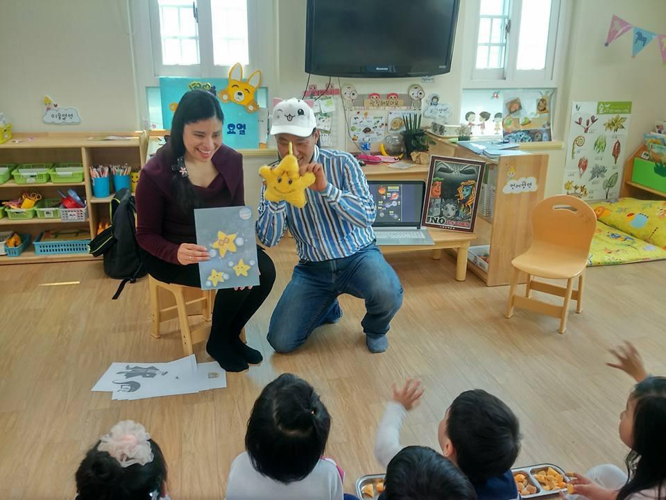 Rocío Rivas presentando su libro 