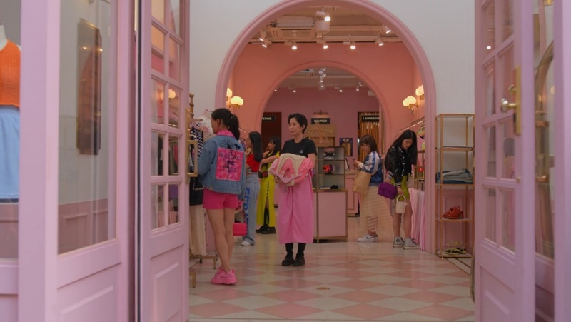 Một phân cảnh Yuri đang mua sắm ở khách sạn Stylenanda Pink – 3CE. (Ảnh: Netflix)