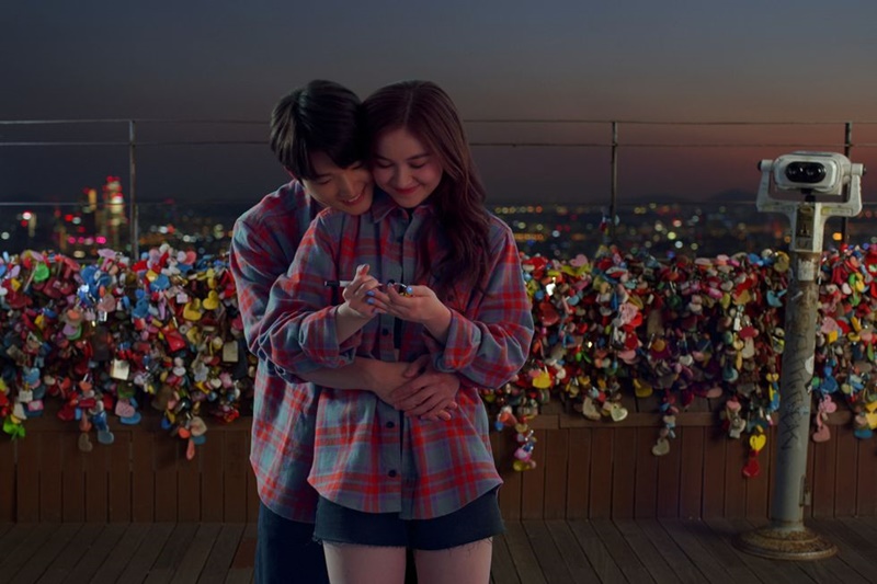 Dae và Kitty cùng nhau lưu giữ tình yêu tại tháp Namsan (Ảnh: Netflix)
