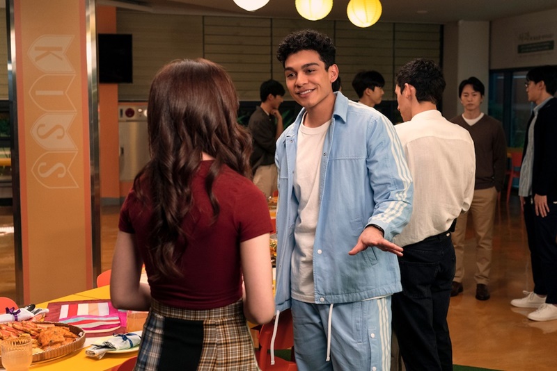 Kitty đã tổ chức một bữa tiệc Chuseok dành cho những người bạn ngoại quốc tại trường. (Ảnh: Netflix)