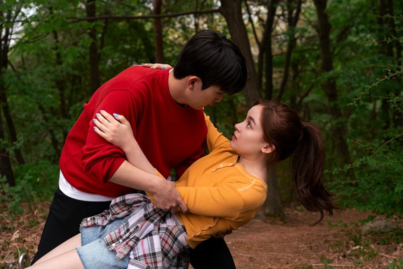 Kitty, Dae và các bạn trong Câu lạc bộ leo núi của KISS đã cùng nhau đi leo núi vào ngày nghỉ. (Ảnh: Netflix)