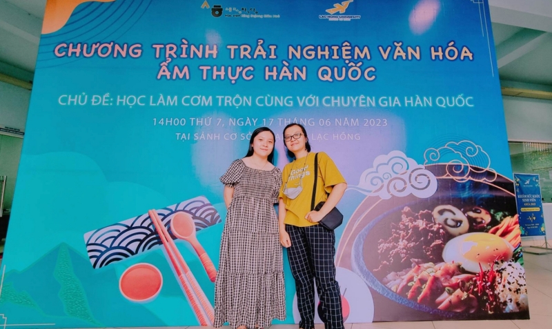 2 phóng viên danh dự Vũ Đỗ Hải Hà và Trịnh Diễm Quỳnh đã có khoảng thời gian thật ấm áp khi tự tay thực hiện món cơm trộn do chuyên gia nấu ăn – cô Kim Byoung Sun hướng dẫn tại “Chương trình trải nghiệm văn hóa ẩm thực Hàn Quốc” do Học viện King Sejong Biên Hòa tổ chức vào ngày 17/06/2023. (Ảnh: Vũ Đỗ Hải Hà)