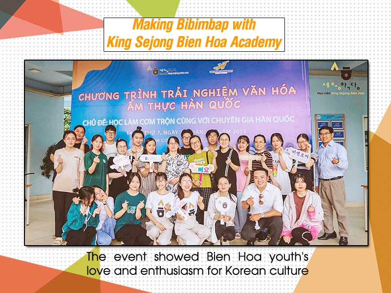2 phóng viên danh dự chụp hình lưu niệm cùng cô Kim Byoung Sun, staff sự kiện và toàn bộ các bạn tham gia tại “Chương trình trải nghiệm văn hóa ẩm thực Hàn Quốc” của Học viện King Sejong Biên Hòa. (Ảnh: Trang Facebook King Sejong Biên Hoà - Đại học Lạc Hồng, Biên tập: Vũ Đỗ Hải Hà)