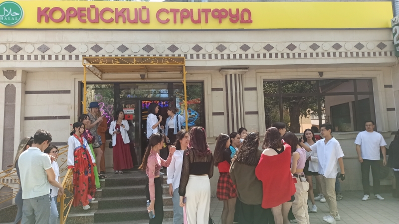Посетители ждут начала церемонии открытия кафе. / Фото: Елена Денисова