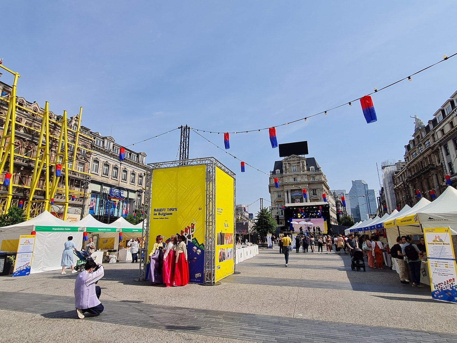 Vue général du festival sur la place de Bruckère.