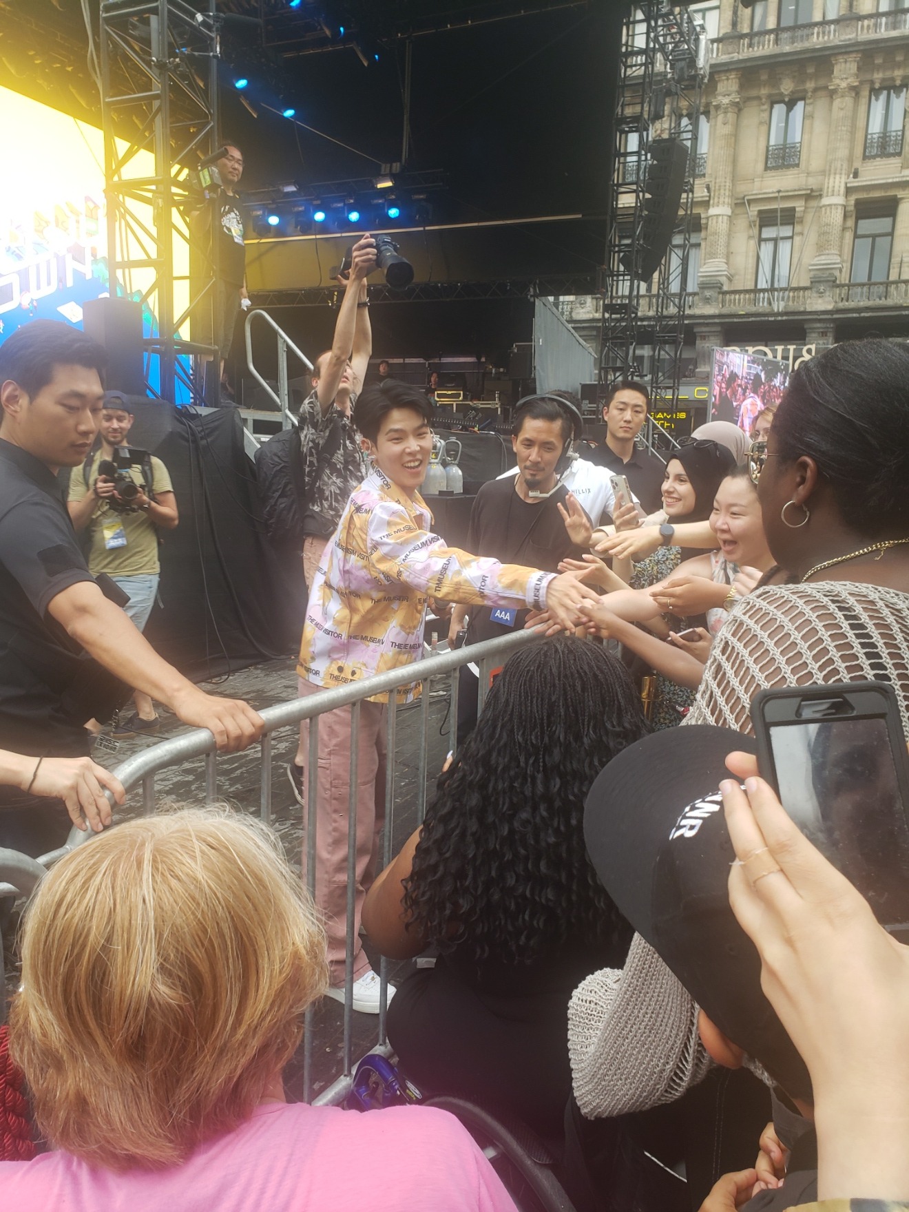 Paul Kim avec ses fans. 