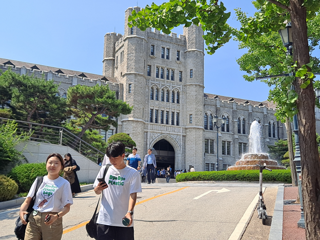 El 5 de junio, unos estudiantes vestidos con camisetas que dicen 'Bye, bye. Plastic' caminan en el campus de la Universidad de Corea, en Seúl.