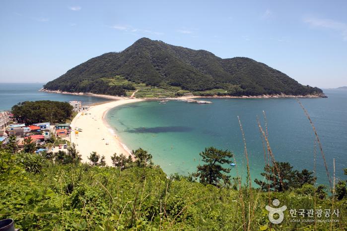 Playa de arena blanca en la isla Bijindo | Organización de Turismo de Corea
