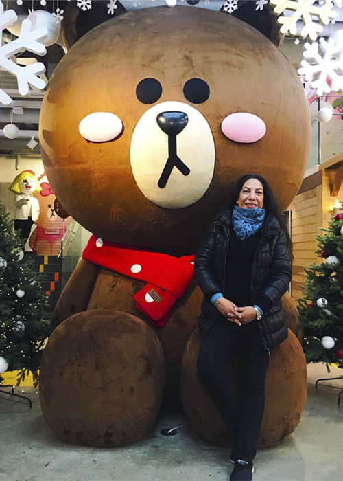 Laura Vales posa con un gigantesco oso de peluche en noviembre de 2019 en Seúl. 
