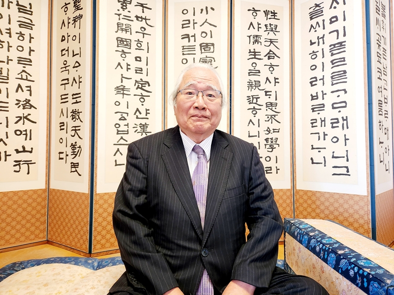 駐日韓国文化院の「サランバン」で写真撮影する兼若逸之氏＝岡本美砂撮影
