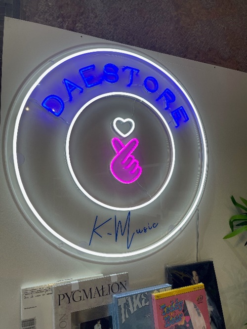 Le logo de la nouvelle boutique de K-Pop Daestore de Lyon. © Marina Panto