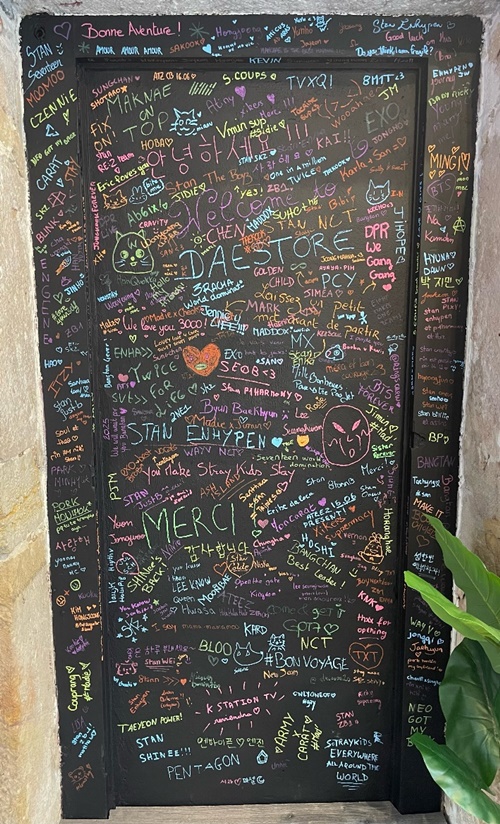 Petits mots des clients sur une porte dédiée dans la boutique. © Marina Panto